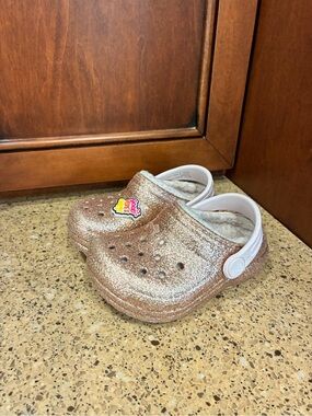 Crocs Kids Rose Gold Glitter Fuzz Lined Clogs Size C6